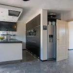 Xxl House With Free Parking & 3 Bedrooms