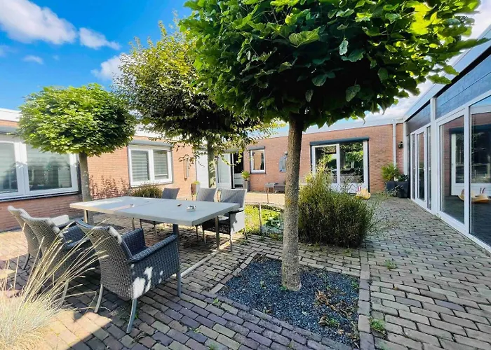 Xxl House With Free Parking & 3 Bedrooms